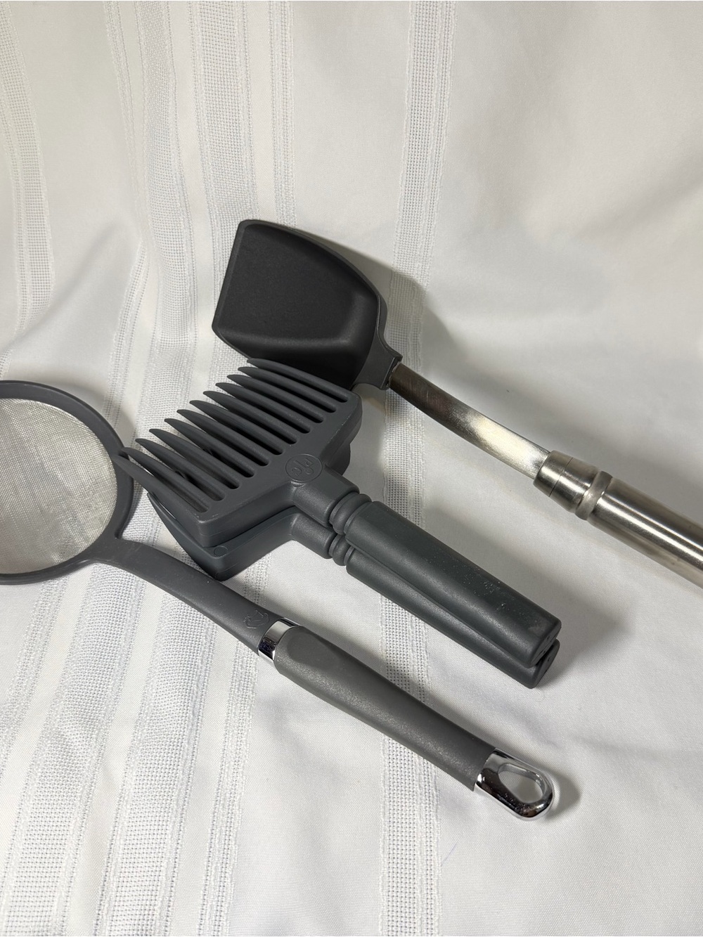 Pampered Chef 3 Utensils 1 hand Strainer, 1 meat shredder, & 1 Serve Scoop Spoon